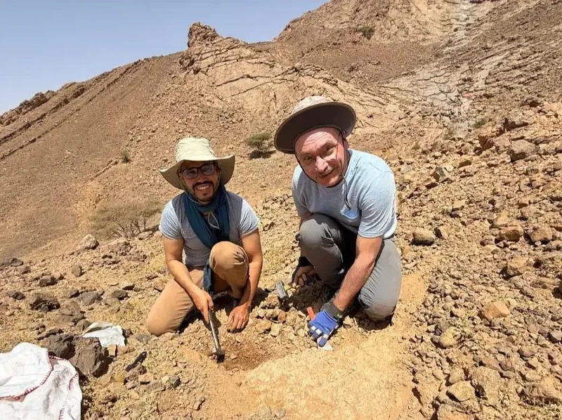Morocco Fossil and Mineral Tours – tourists digging for trilobites in Erfoud